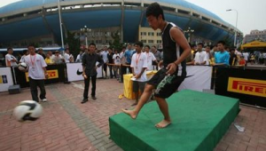 不穿鞋踢足球可以吗