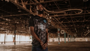 美国足球球员中黑人数量多吗