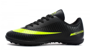 男孩穿足球钉鞋好穿吗？体验感、功能性等多方面全解析