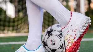 室内穿足球鞋合适吗？探讨其利弊与适用场景