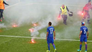 足球球迷看台放烟花违法吗？背后隐藏的法律真相与风险探讨