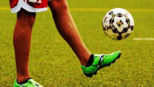 孩子踢足球用脚尖踢行不行？这些要点家长需知道