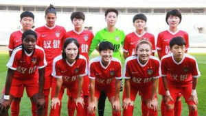 哪些球队曾获足球三冠王