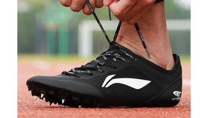 钉子鞋踢足球跑步不痛吗？带你了解其中的奥秘与真相