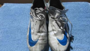 足球鞋究竟能不能用水刷洗?答案你知道吗?