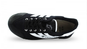 男款足球球鞋黑白色调，究竟好不好看？