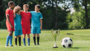 用凳子拍足球照片,这般画面究竟好不好看?