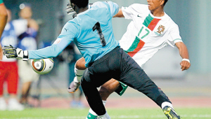 足球被火烤过还能踢吗？探究高温对足球性能的影响