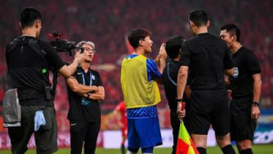 足球裁判能否进场？规则解读与相关探讨