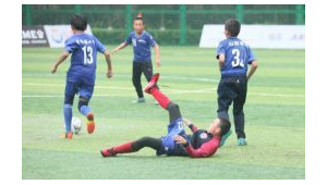 假装传足球摔倒是否违法？法律视角剖析这一行为的性质