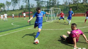 足球用手发球能否直接射门，这一规则疑问引关注