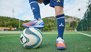 光脚穿足球鞋踢足球可行吗？诸多因素需考量