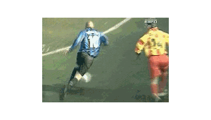 足球撞墙打门是否犯规？规则解析与争议探讨