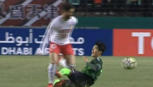 足球滑铲摔倒是否算犯规？规则细节大揭秘