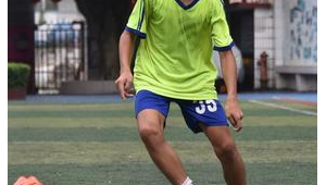 人小子踢足球适合吗？探讨这项运动对特定人群的适配性