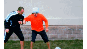 踢足球用胳膊算犯规吗