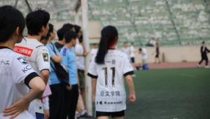 女孩踢足球能否进校队?实力机遇与努力多方因素交织探讨