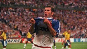 足球世界齐达内是传奇吗