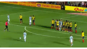 足球躺地上当人墙是否犯规，规则细节你了解多少？