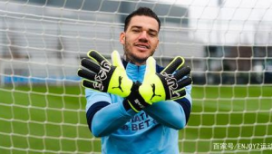 足球球星是否喜欢戴手套？背后原因大揭秘