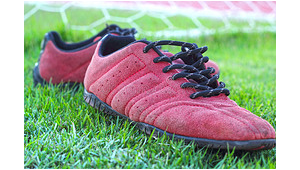 足球比赛中穿红鞋是否可行，背后隐藏着怎样的规则考量？