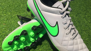 传奇足球鞋哪款宽一点,满足宽脚需求的足球鞋推荐