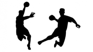 队友围着足球打球是否犯规探讨