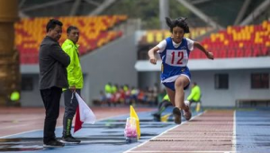 400米能否穿着足球鞋跑步？探究其中的可行性与影响