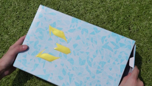 足球皮肤膜没有粘性吗?是质量问题还是另有原因?