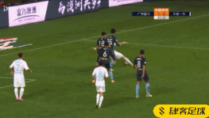 传足球给路人是否犯规？规则细节与争议探讨