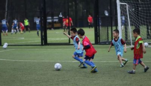 足球比赛拍近景好看与否,引发对拍摄视角的思考