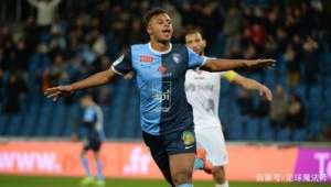 足球边前卫与小前锋：角色异同之探讨