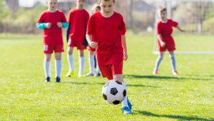 踢足球要出汗吗女生