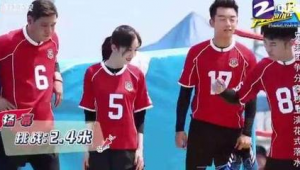 足球踢到对手肚子是否算犯规？规则解读与实际判罚分析