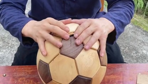 爷爷会用木头做足球吗