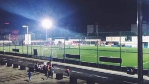 足球场晚上能去吗？安全、设施及氛围等因素全解析