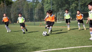 青少年踢足球能长高吗？运动与身高增长的科学解析