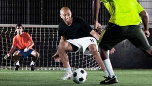 足球防人时伸手是否可行及相关规则探讨