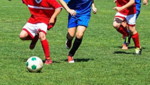 男生踢足球容易累吗？探究足球运动中男生的体能挑战