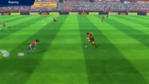 踢足球时用手撞人是否犯规,你知道答案吗?