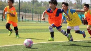 12岁小孩踢足球吗好吗