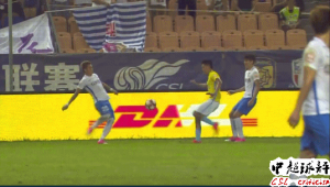 足球传球踩底线是否犯规:规则解析与争议探讨