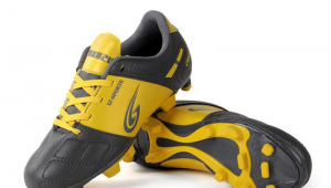 足球鞋长钉穿着舒服吗