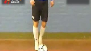 足球比赛中双脚夹球是否犯法,你知道答案吗?