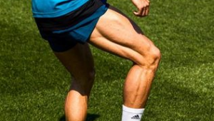 踢足球场腿部肌肉吗