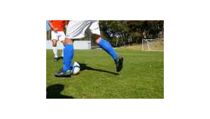 足球手抛球时垫脚是否可行?规则与争议探讨