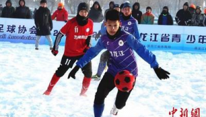 冬天足球联赛是否允许球员穿着防具参赛的探讨