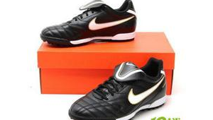 这两双足球鞋哪双比较好