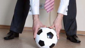 踢足球骗老板钱是否犯法，此类行为法律后果几何