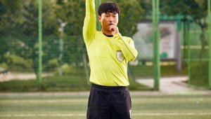 足球中圈发球时是否存在越位情况解析